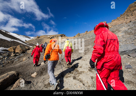 Passagiere auf einer Expedition Kreuzfahrt klettern die Caldera auf Deception Island in den Süd-Shetland-Inseln aus der Antarktis Stockfoto