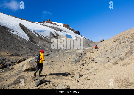 Passagiere auf einer Expedition Kreuzfahrt klettern die Caldera auf Deception Island in den Süd-Shetland-Inseln aus der Antarktis Stockfoto