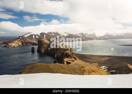 Deception Island in Süd-Shetland-Inseln vor der antarktischen Halbinsel ist eine aktive vulkanische Caldera. Stockfoto