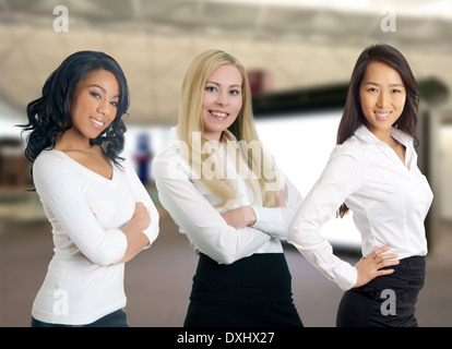 Multikulturelle weibliche Fachkräfte zusammenstehen Stockfoto