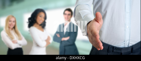 junge Menschen mit Business-Profis, die Hände schütteln Stockfoto