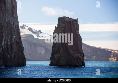 Ein Meer-Stack in Neptunes Balg, der Eingang ToDeception Insel in der südlichen Shetland-Inseln vor der antarktischen Halbinsel Stockfoto