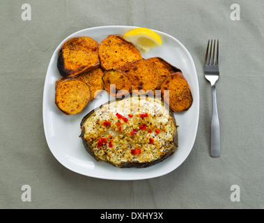 Ansicht von oben Foto von gebackenem Fisch und Yam Scheiben auf weißen Teller mit Gabel und Tabelle Tuch unter Stockfoto