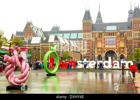 Blick in Richtung Rijksmuseum über Skulpturen und ich Am Amsterdam Zeichen in Amsterdam Stockfoto