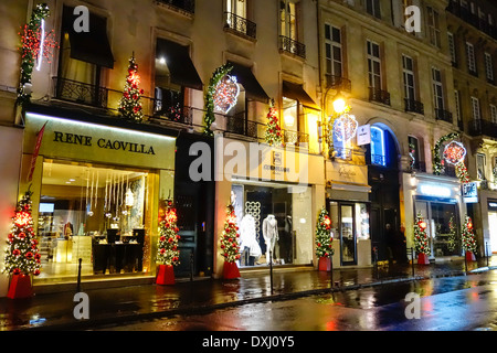 Weihnachtsdekorationen auf der Rue St Honore auf eines nassen Winters Abend, Paris, Frankreich Stockfoto