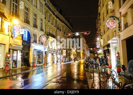 Weihnachtsdekorationen auf Rue St Honore auf eines nassen Winters Abend, Paris, Frankreich Stockfoto