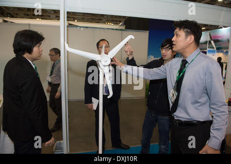 Macao, China. 27. März 2014. Ein Mitarbeiter führt eine Windkraftanlagen während der 2014 Macao International Environmental Cooperation Forum und Ausstellung (MIECF) in Macau, Südchina, 27. März 2014. Das dreitägige Forum hier Donnerstag startete. © Cheong Kam Ka/Xinhua/Alamy Live-Nachrichten Stockfoto