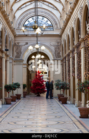 Weihnachtsschmuck in Galerie Vivienne, Paris, Frankreich Stockfoto