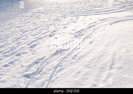 Pkw-Reifen track im Neuschnee Stockfoto