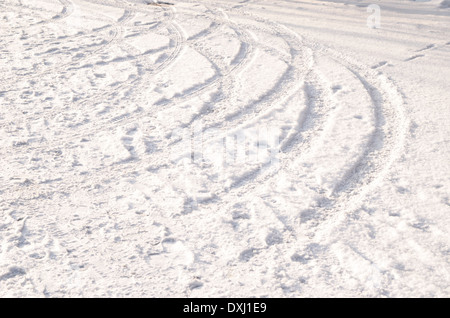 Pkw-Reifen track im Neuschnee Stockfoto