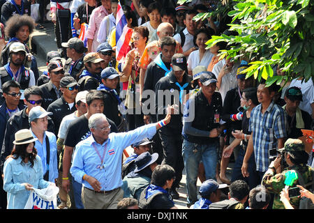 Bangkok, Thailand. 27. März 2014. Protest gegen die Regierung Führer Suthep Thaugsuban (2. L, vorn) grüßt Fans während eines Marsches durch Straßen in Bangkok, Thailand, 27. März 2014. Peoples Democratic Reform Committee Demonstranten marschierten in Bangkok für den vierten Tag nach Bangkok Personen ihre Großkundgebung am Samstag einladen, beizutreten. Bildnachweis: Rachen Sageamsak/Xinhua/Alamy Live-Nachrichten Stockfoto