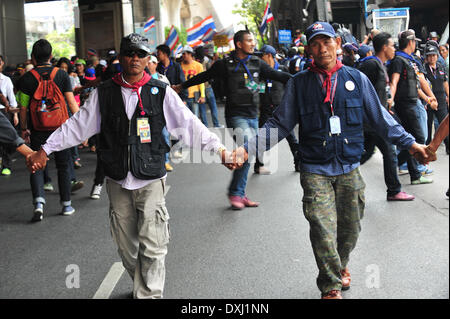 Bangkok, Thailand. 27. März 2014. Anhänger der Anti-Regierung marschieren durch die Straßen in Bangkok, Thailand, 27. März 2014. Peoples Democratic Reform Committee Demonstranten marschierten in Bangkok für den vierten Tag nach Bangkok Personen ihre Großkundgebung am Samstag einladen, beizutreten. Bildnachweis: Rachen Sageamsak/Xinhua/Alamy Live-Nachrichten Stockfoto