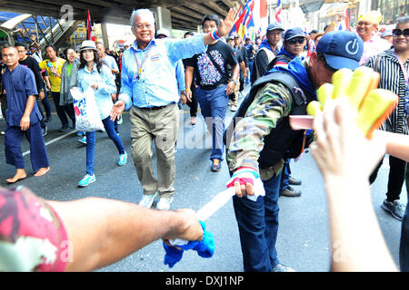 Bangkok, Thailand. 27. März 2014. Protest gegen die Regierung Führer Suthep Thaugsuban (C) grüßt Fans während eines Marsches durch Straßen in Bangkok, Thailand, 27. März 2014. Peoples Democratic Reform Committee Demonstranten marschierten in Bangkok für den vierten Tag nach Bangkok Personen ihre Großkundgebung am Samstag einladen, beizutreten. Bildnachweis: Rachen Sageamsak/Xinhua/Alamy Live-Nachrichten Stockfoto