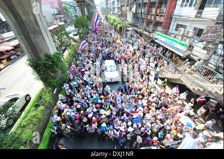 Bangkok, Thailand. 27. März 2014. Anhänger der Anti-Regierung marschieren durch die Straßen in Bangkok, Thailand, 27. März 2014. Peoples Democratic Reform Committee Demonstranten marschierten in Bangkok für den vierten Tag nach Bangkok Personen ihre Großkundgebung am Samstag einladen, beizutreten. Bildnachweis: Rachen Sageamsak/Xinhua/Alamy Live-Nachrichten Stockfoto