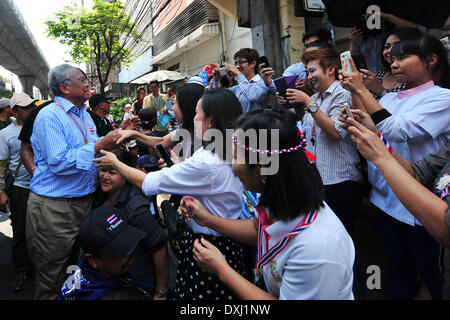 Bangkok, Thailand. 27. März 2014. Protest gegen die Regierung Führer Suthep Thaugsuban (L) begrüßt Fans während eines Marsches durch Straßen in Bangkok, Thailand, 27. März 2014. Peoples Democratic Reform Committee Demonstranten marschierten in Bangkok für den vierten Tag nach Bangkok Personen ihre Großkundgebung am Samstag einladen, beizutreten. Bildnachweis: Rachen Sageamsak/Xinhua/Alamy Live-Nachrichten Stockfoto