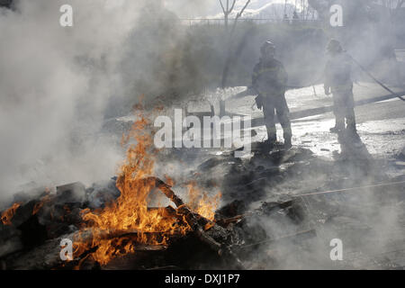 Madrid, Spanien. 26. März 2014. Feuerwehr Steuern ein Feuer, von Studenten, während der erste Tag des Streiks Student eine Regierung Bildungsreform und Kürzungen von Zuschüssen und Personal, an der Universität Complutense in Madrid zu protestieren. Spanische Polizei sagt, sie haben mehr als 50 Studenten verhaftet, wenn die Polizei zog nach Beendigung der Besetzung eines Campus Gebäude, nachdem die Universität sie eingreifen gebeten hatte. Bildnachweis: ZUMA Press, Inc./Alamy Live-Nachrichten Stockfoto