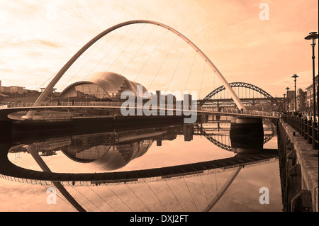 Reflexionen in den Fluss Tyne mit Gateshead Millennium Bridge von Kai Newcastle Upon Tyne England Vereinigtes Königreich UK Stockfoto