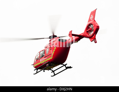 North West Eurocopter EC135 T2 Hubschrauber G-NWAE überfliegen Alsager Cheshire auf einen medizinischen Notfall England-Vereinigtes Königreich-UK Stockfoto