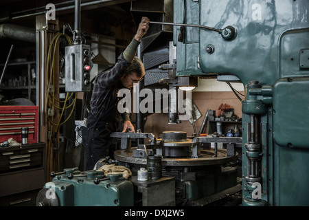 Kaukasischen Mann mit Maschinen in Metall-shop Stockfoto