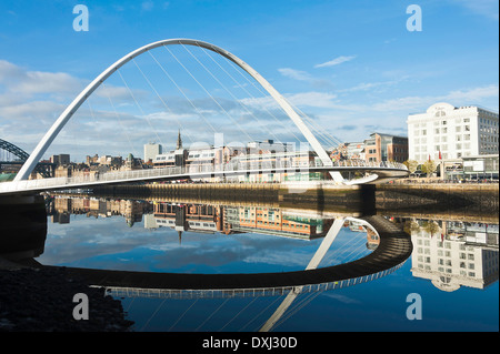 Reflexionen in den Fluss Tyne mit Gateshead Millennium Bridge von Kai Newcastle Upon Tyne England Vereinigtes Königreich UK Stockfoto