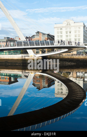 Reflexionen in den Fluss Tyne mit Gateshead Millennium Bridge von Kai Newcastle Upon Tyne England Vereinigtes Königreich UK Stockfoto