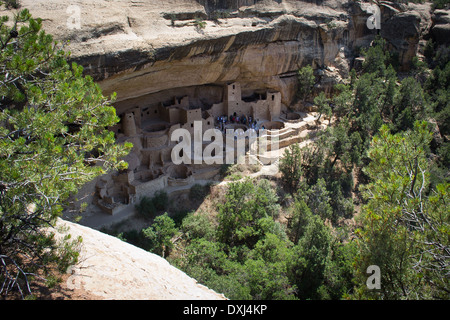 Mesa Verde Nationalpark, Colorado, USA-august 8, 2012:people besuchen Sie die historische Stätte von Cliff Palace im Mesa Verde Nationalpark Stockfoto