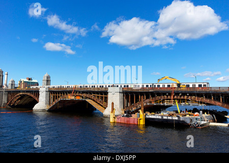 Ein Zug der Longfellow Brücke über den Charles River in Boston, Massachusetts, USA Stockfoto