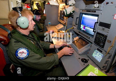 Canberra. 24. März 2014. Royal Australian Air Force Warrant Officer Adam Tucker operiert der elektro-optische Kamera an Bord eine AP - 3C Orion über dem südlichen Indischen Ozean als Teil der Australian Maritime Safety Authoirty geleitete Suche nach Malaysia Airlines Flug MH370 24. März 2014. © Australian Department of Defense/Xinhua/Alamy Live-Nachrichten Stockfoto