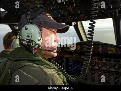 Canberra. 24. März 2014. Royal Australian Air Force Warrant Officer Ron Day scannt den Ozean aus dem Flugdeck eines AP - 3C Orion über dem südlichen Indischen Ozean als Teil der Australian Maritime Safety Authoirty geleitete Suche nach Malaysia Airlines Flug MH370 am 24. März 2014. © Australian Department of Defence/Xinhua/Alamy Live-Nachrichten Stockfoto