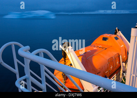 Die antarktische Halbinsel vom Deck der Akademik Sergey Vavilov, verstärkt ein Eis Schiff bei einer Expedition in die Antarktis, in der Dämmerung. Stockfoto