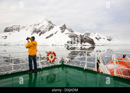 Ein Passagier auf dem Deck der Akademik Sergey Vavilov, verstärkt ein Eis Schiff bei einer Expedition in die Antarktis, Stockfoto