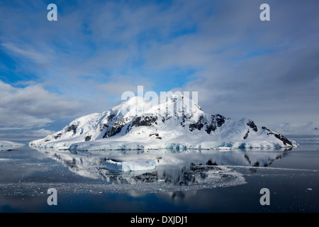 Atemberaubende Küstenlandschaft unter Mount Walker in Paradise Bay von Graham Land auf der antarktischen Halbinsel. Stockfoto