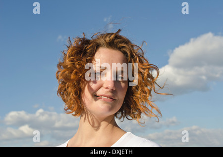 Eine junge rothaarige Frau im freien Stockfoto
