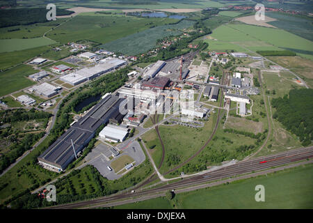 Luftbild von der Ilsenburger Grobblech GmbH in Ilsenburg (Sachsen-Anhalt, Deutschland), fotografiert am 24.05.2012 aus einem Kleinflugzeug. Ilsenburger Grobblech GmbH ist eine Tochtergesellschaft der Salzgitter AG und schwere Platten produziert. Stockfoto