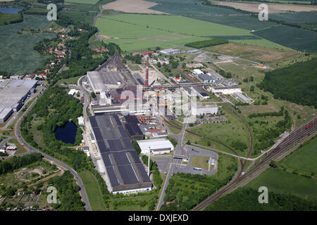 Luftbild von der Ilsenburger Grobblech GmbH in Ilsenburg (Sachsen-Anhalt, Deutschland), fotografiert am 24.05.2012 aus einem Kleinflugzeug. Ilsenburger Grobblech GmbH ist eine Tochtergesellschaft der Salzgitter AG und schwere Platten produziert. Stockfoto