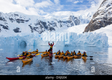 Mitglieder einer Expedition Kreuzfahrt zur Antarktis Seekajak in Paradise Bay unter Mount Walker auf der antarktischen Halbinsel. Stockfoto