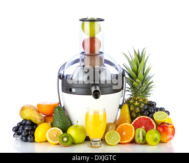 Frisches Obst und Glas mit Saft in der Nähe von weißen Entsafter auf weißem Hintergrund. Gesunde Früchte essen und trinken. Stockfoto