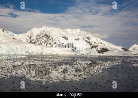 Atemberaubende Küstenlandschaft unter Mount Walker in Paradise Bay von Graham Land auf der antarktischen Halbinsel. Stockfoto