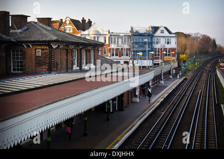 Woodford u-Bahnstation, Essex, England bei Sonnenuntergang Stockfoto