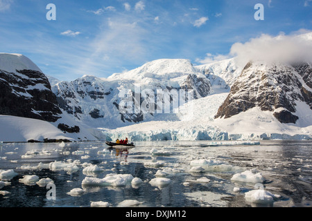 Ein Zodiak von einer Expedition unter atemberaubende Küstenlandschaft unter Mount Walker in Paradise Bay cruise Stockfoto