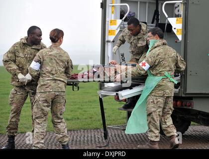 Eine vollständige Mobile tented Krankenhaus, die OP-Säle, Röntgen, MRT, Bildverstärker alle bereit für sofortige Aktion hat bei Bedarf. Diese Armee Veranstaltung in Upavon, Wiltshire zeigte der Spezialist, Kampf und Durchsetzungsfähigkeit der "Force Truppe Befehle" und seine Fähigkeit, Kapazität, Kontingenz und Widerstandsfähigkeit der Armee in der Zukunft. Es werden einige der neuesten Ausrüstung zur Verfügung. Die FTC hat etwa 36.000 Regular und Reserve-Soldaten unter seinem Befehl. 26. März 2014 Bild von Geoff Moore/Dorset-Medienservice Stockfoto