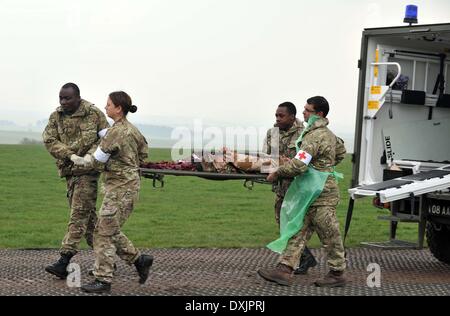 Eine vollständige Mobile tented Krankenhaus, die OP-Säle, Röntgen, MRT, Bildverstärker alle bereit für sofortige Aktion hat bei Bedarf. Diese Armee Veranstaltung in Upavon, Wiltshire zeigte der Spezialist, Kampf und Durchsetzungsfähigkeit der "Force Truppe Befehle" und seine Fähigkeit, Kapazität, Kontingenz und Widerstandsfähigkeit der Armee in der Zukunft. Es werden einige der neuesten Ausrüstung zur Verfügung. Die FTC hat etwa 36.000 Regular und Reserve-Soldaten unter seinem Befehl. 26. März 2014 Bild von Geoff Moore/Dorset-Medienservice Stockfoto