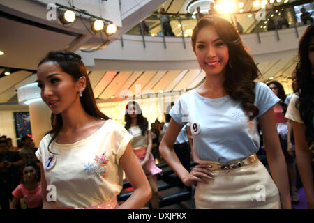 Bangkok, Thailand. 26. März 2014. Kandidaten während der Qualifikation für die Transvestiten und Transsexuellen Schönheitswettbewerb Miss Tiffany Universe 2014.  Etwa 70 Kandidaten für den Wettbewerb registriert. Der Miss Tiffany Universe-Wettbewerb läuft seit 16 Jahren mit allen mit dem Ziel zur Förderung der Menschenrechte für die Transgender-Bevölkerung in Thailand Transsexuellen oder Transvestiten Teilnehmern des Wettbewerbs. Bildnachweis: Sanji Dee/Alamy Live-Nachrichten Stockfoto