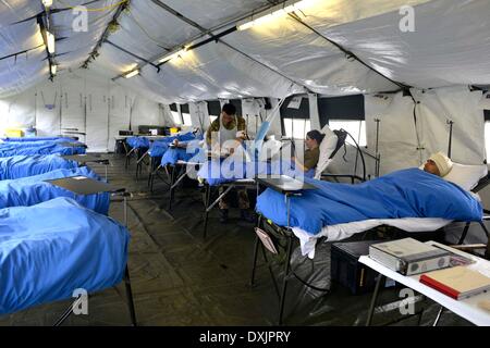 Eine vollständige Mobile tented Krankenhaus, die OP-Säle, Röntgen, MRT, Bildverstärker alle bereit für sofortige Aktion hat bei Bedarf. Diese Armee Veranstaltung in Upavon, Wiltshire zeigte der Spezialist, Kampf und Durchsetzungsfähigkeit der "Force Truppe Befehle" und seine Fähigkeit, Kapazität, Kontingenz und Widerstandsfähigkeit der Armee in der Zukunft. Es werden einige der neuesten Ausrüstung zur Verfügung. Die FTC hat etwa 36.000 Regular und Reserve-Soldaten unter seinem Befehl. 26. März 2014 Bild von Geoff Moore/Dorset-Medienservice Stockfoto