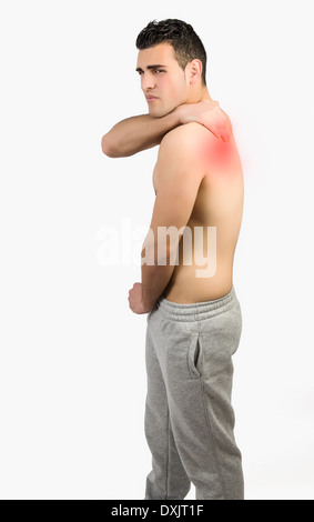 Muskulöser Mann mit Muskelschmerzen auf weißem Hintergrund Stockfoto
