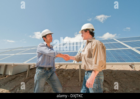 Ingenieure, Händeschütteln in Solaranlage Stockfoto