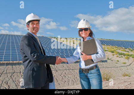 Geschäftsmann des Ingenieurs Hand in Solaranlage zu schütteln Stockfoto
