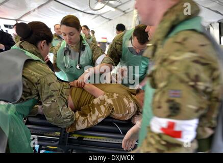 Eine vollständige Mobile tented Krankenhaus, die OP-Säle, Röntgen, MRT, Bildverstärker alle bereit für sofortige Aktion hat bei Bedarf. Diese Armee Veranstaltung in Upavon, Wiltshire zeigte der Spezialist, Kampf und Durchsetzungsfähigkeit der "Force Truppe Befehle" und seine Fähigkeit, Kapazität, Kontingenz und Widerstandsfähigkeit der Armee in der Zukunft. Es werden einige der neuesten Ausrüstung zur Verfügung. Die FTC hat etwa 36.000 Regular und Reserve-Soldaten unter seinem Befehl. 26. März 2014 Bild von Geoff Moore/Dorset-Medienservice Stockfoto