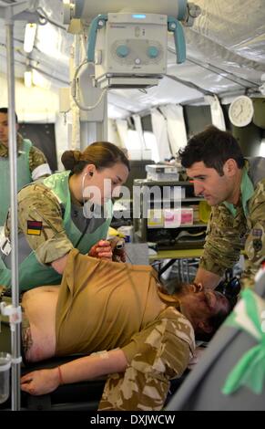 Eine vollständige Mobile tented Krankenhaus, die OP-Säle, Röntgen, MRT, Bildverstärker alle bereit für sofortige Aktion hat bei Bedarf. Diese Armee Veranstaltung in Upavon, Wiltshire zeigte der Spezialist, Kampf und Durchsetzungsfähigkeit der "Force Truppe Befehle" und seine Fähigkeit, Kapazität, Kontingenz und Widerstandsfähigkeit der Armee in der Zukunft. Es werden einige der neuesten Ausrüstung zur Verfügung. Die FTC hat etwa 36.000 Regular und Reserve-Soldaten unter seinem Befehl. 26. März 2014 Bild von Geoff Moore/Dorset-Medienservice Stockfoto