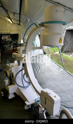 Eine vollständige Mobile tented Krankenhaus, die OP-Säle, Röntgen, MRT, Bildverstärker alle bereit für sofortige Aktion hat bei Bedarf. Diese Armee Veranstaltung in Upavon, Wiltshire zeigte der Spezialist, Kampf und Durchsetzungsfähigkeit der "Force Truppe Befehle" und seine Fähigkeit, Kapazität, Kontingenz und Widerstandsfähigkeit der Armee in der Zukunft. Es werden einige der neuesten Ausrüstung zur Verfügung. Die FTC hat etwa 36.000 Regular und Reserve-Soldaten unter seinem Befehl. 26. März 2014 Bild von Geoff Moore/Dorset-Medienservice Stockfoto
